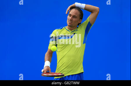 Alexandr Dolgopolov aus der Ukraine in Aktion am zweiten Tag der AEGON-Meisterschaft im Queen's Club, London. DRÜCKEN Sie VERBANDSFOTO. Bilddatum: Dienstag, 16. Juni 2015. Siehe PA Geschichte TENNIS Queens. Bildnachweis sollte lauten: Stephen Pond/PA Wire Stockfoto