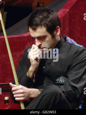 Snooker - Embassy World Championship 2005 - erste Runde - Ronnie O'Sullivan gegen Stephen Maguire - The Crucible. Ronnie O'Sullivan beginnt mit der Verteidigung seines Snookertitels der Embassy World gegen Stephen Maguire. Stockfoto