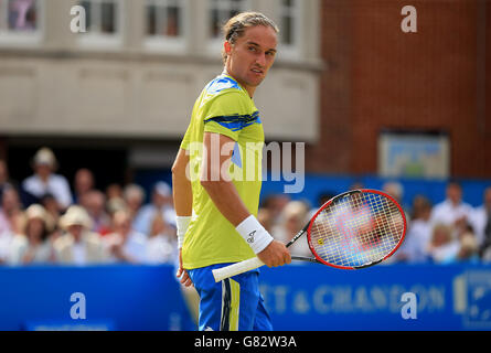 Alexandr Dolgopolov aus der Ukraine in Aktion am zweiten Tag der AEGON-Meisterschaft im Queen's Club, London. DRÜCKEN Sie VERBANDSFOTO. Bilddatum: Dienstag, 16. Juni 2015. Siehe PA Geschichte TENNIS Queens. Bildnachweis sollte lauten: Stephen Pond/PA Wire Stockfoto