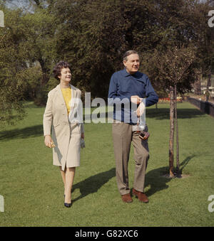 James Callaghan, Schatzkanzler, mit seiner Kamera und seiner Frau während eines Spaziergangs im St. James' Park vor dem Budget Day. Stockfoto