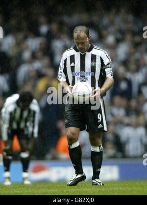 Alan Shearer von Newcastle United zeigt seine Dejektion, nachdem Manchester United ihr zweites Tor erzielt hat. Stockfoto