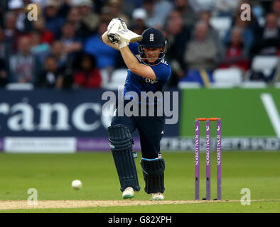 Cricket - Royal London One Day Series - Fourth One Day International - England / Neuseeland - Trent Bridge. Der englische Eoin Morgan schlägt zu Stockfoto