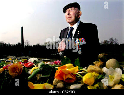 Der ehemalige Militärangehörende Harold Burgh, der an den Befreiungsbemühungen im Konzentrationslager Bergen Belsen beteiligt war, reflektiert während seines ersten Besuches an diesem Ort. Rund 200 Menschen nahmen an einem Gedenkgottesdienst anlässlich des 60. Jahrestages seiner Befreiung durch britische Truppen Teil. Stockfoto