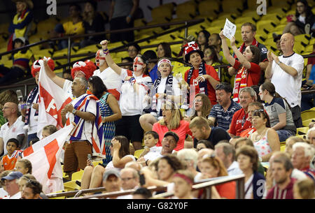 England-Fans jubeln England beim FIFA Frauen-Weltmeisterschaft Kanada 2015 Gruppe F Spiel zwischen England und Kolumbien im Olympiastadion in Montreal, Quebec, Kanada. Stockfoto