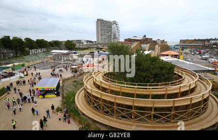 Die unter Denkmalschutz stehende, Fachwerkbahn Scenic Railway im Dreamland Amusement Park in Margate, Kent, wurde nach einer 12-jährigen Kampagne und einer £18-Millionen-Restaurierung von Menschenmengen zur Wiedereröffnung des Vergnügungsparks am Meer strömen. Stockfoto