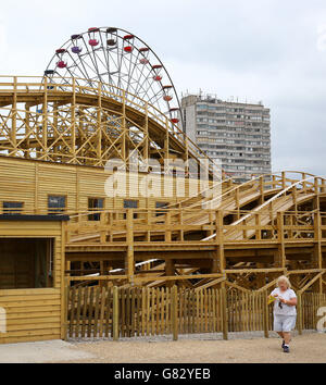 Die denkmalgeschützte, Fachwerkbahn Scenic Railway der Klasse II* und das Riesenrad im Dreamland Amusement Park in Margate, Kent, als sich nach einer 12-jährigen Kampagne und einer 18 Millionen-Millionen-Restauration Menschenmassen zur Wiedereröffnung des Vergnügungsparks am Meer strömten. Stockfoto