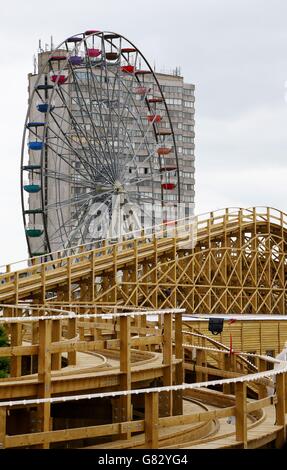 Die denkmalgeschützte, Fachwerkbahn Scenic Railway der Klasse II* und das Riesenrad im Dreamland Amusement Park in Margate, Kent, als sich nach einer 12-jährigen Kampagne und einer 18 Millionen-Millionen-Restauration Menschenmassen zur Wiedereröffnung des Vergnügungsparks am Meer strömten. Stockfoto