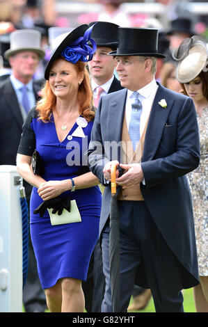 Sarah Ferguson (links) und Prinz Andrew, Herzog von York (rechts) am vierten Tag des Royal Ascot Meetings 2015 auf der Ascot Racecourse, Berkshire. Stockfoto