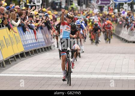 Radfahren - 2015 Aviva Women's Tour of Britain - Etappe drei - Oundle nach Kettering. Christine Majerus von Boels Dolmans feiert die Ziellinie während der dritten Etappe der Aviva Women's Tour of Britain 2015. Stockfoto