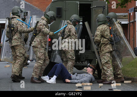 Soldaten aus 1 Schotten, die Royal Scots Borderers in Palace Barracks in Holywood führen öffentliche Ordnung Training vor ihrer Entsendung nach Zypern. Stockfoto