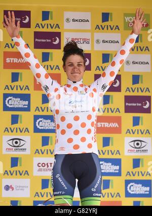 Radfahren - 2015 Aviva Women's Tour of Britain - Etappe drei - Oundle nach Kettering. Orica AIS' Melissa Hoskins, nachdem sie während der dritten Etappe der Aviva Women's Tour of Britain 2015 zum Strava Queen of the Mountains ernannt wurde. Stockfoto