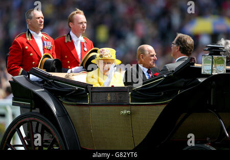 Queen Elizabeth II und Prince Philip, Duke of Edinburgh kommen vor dem ersten Rennen am vierten Tag des Royal Ascot Meetings 2015 auf der Ascot Racecourse, Berkshire, an. Stockfoto