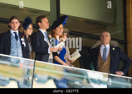 Prinzessin Beatrice von York (zweite links) Sarah Ferguson (Mitte), Prinzessin Eugenie von York (zweite von rechts) und Prinz Andrew, Herzog von York (rechts) am vierten Tag des Royal Ascot Meetings 2015 auf der Ascot Racecourse, Berkshire. Stockfoto