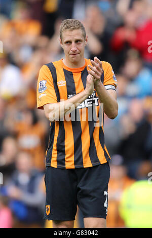 Fußball - Barclays Premier League - Hull City / Manchester United - KC Stadium. Michael Dawson von Hull City sieht niedergeschlagen aus, als er den Fans nach dem letzten Pfiff applaudiert Stockfoto