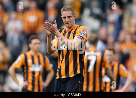 Fußball - Barclays Premier League - Hull City / Manchester United - KC Stadium. Michael Dawson von Hull City sieht niedergeschlagen aus, als er den Fans nach dem letzten Pfiff applaudiert Stockfoto