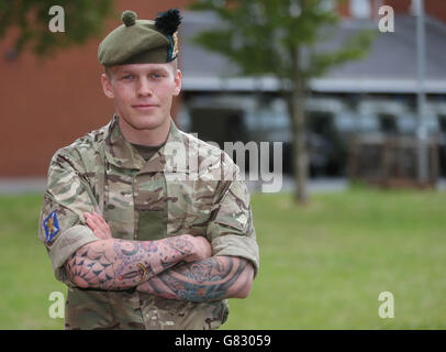 Der Hauptmann Hayden Sanderson von 1 Scots, den Royal Scots Borderers, hatte vor seiner Entsendung nach Zypern seinen Sitz in der Palace Barracks in Holywood. Stockfoto