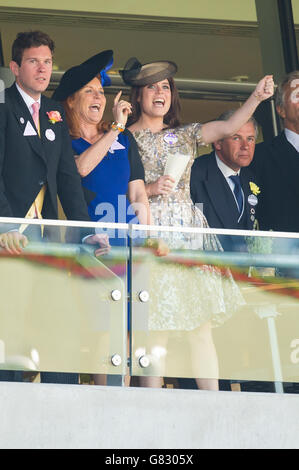 Sarah Ferguson (zweite links) und Prinzessin Eugenie von York (rechts) am vierten Tag des Royal Ascot Meetings 2015 auf der Ascot Racecourse, Berkshire. Stockfoto