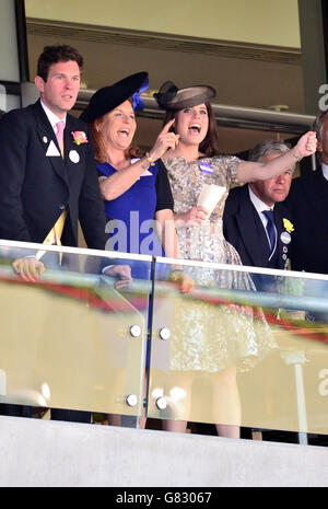 Sarah Ferguson (Mitte) und Prinzessin Eugenie von York (rechts) jubeln während der Krönungseinsätze am vierten Tag des Royal Ascot Meeting 2015 auf der Ascot Racecourse, Berkshire. Stockfoto