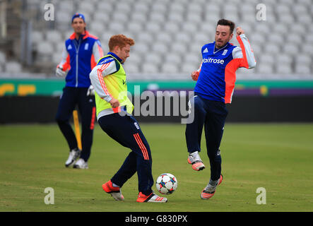 Der englische James Vince (rechts) spielt Fußball mit Jonny Bairstow (links) vor der Nets-Session im Emirates Old Trafford, Manchester. DRÜCKEN Sie VERBANDSFOTO. Bilddatum: Montag, 22. Juni 2015. Siehe PA Geschichte CRICKET England. Bildnachweis sollte lauten: Nick Potts/PA Wire. Stockfoto