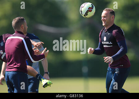 Fußball - UEFA-Europameisterschaft Qualifikation - Gruppe E - Slowenien gegen England - England Trainingssitzung - London Colney. Wayne Rooney aus England (rechts) und Tom Cleverley (links) während des Trainings in London Colney, Hertfordshire. Stockfoto