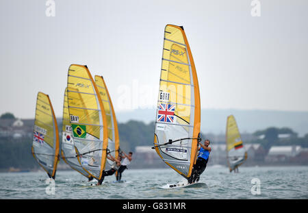 Der britische Nick Dempsey (rechts) kommt nach Hause, um das erste Rennen des Tages während des RS:X-Windsurfens der Herren am fünften Tag des ISAF Sailing World Cup in Weymouth zu gewinnen. Stockfoto