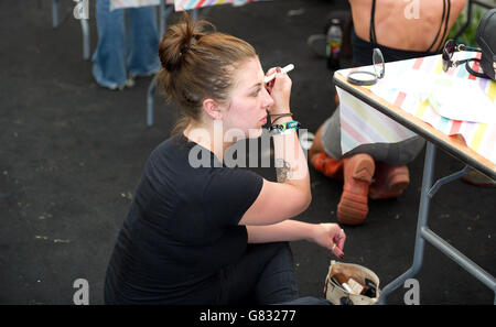 Sitz der Luxuszone mit schicken Toiletten und Verwöhnbereich am 1. Tag des Download Festivals am 12 2015. Juni in Donnington Park, Großbritannien Stockfoto