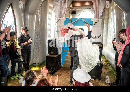 Die aufblasbare Kirche, wo die Menschen heiraten können während Download Festival am 12 2015. Juni in Donnington Park, Großbritannien Stockfoto