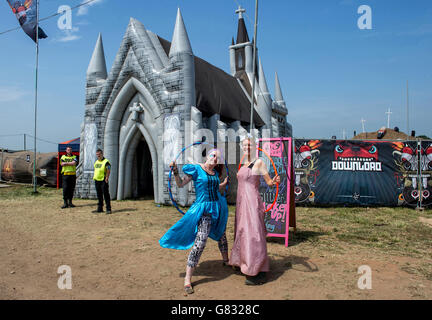 EDie aufblasbare Kirche, in der Menschen während des Download Festivals am 12 2015. Juni in Donnington Park, Großbritannien, heiraten können Stockfoto