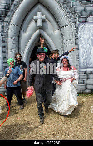 Die aufblasbare Kirche, wo die Menschen heiraten können während Download Festival am 12 2015. Juni in Donnington Park, Großbritannien Stockfoto