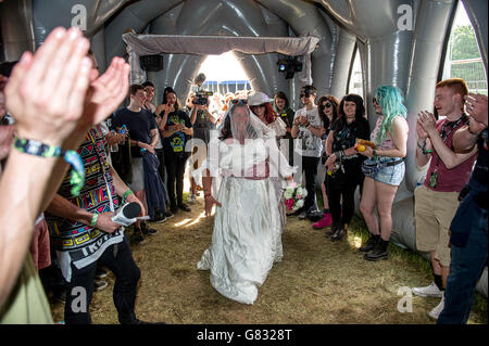 Die aufblasbare Kirche, wo die Menschen heiraten können während Download Festival am 12 2015. Juni in Donnington Park, Großbritannien Stockfoto