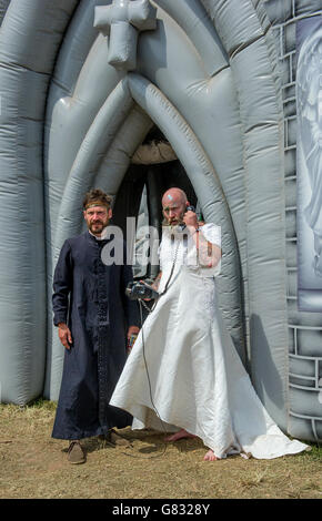 Die aufblasbare Kirche, wo die Menschen heiraten können während Download Festival am 12 2015. Juni in Donnington Park, Großbritannien Stockfoto