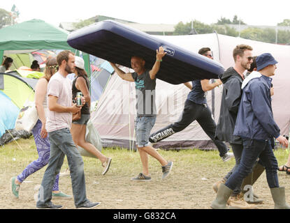 Ein Festivalbesucher mit einer aufblasbaren Matratze beim Isle of Wight Festival in Seaclose Park, Newport, Isle of Wight. DRÜCKEN SIE VERBANDSFOTO. Bilddatum: Freitag, 12. Juni 2015. Der Hoto-Kredit sollte lauten: Yui Mok/PA Wire Stockfoto