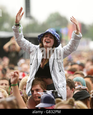 Die Menge, die Kodaline auf der Hauptbühne beim Isle of Wight Festival im Seaclose Park, Newport, Isle of Wight aufführt. DRÜCKEN SIE VERBANDSFOTO. Bilddatum: Freitag, 12. Juni 2015. Der Hoto-Kredit sollte lauten: Yui Mok/PA Wire Stockfoto