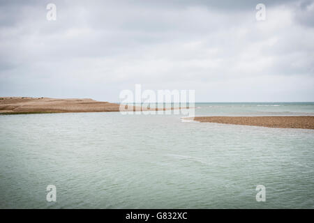 Die Schindel zu spucken, am Eingang zum Pagham Hafen in der Nähe von Chichester, West Sussex, UK Stockfoto