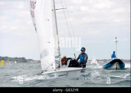 Segeln - ISAF Sailing World Cup - Tag 1 - Weymouth und Portland. Die Briten Hannah Mills und Saskia Clark in Aktion beim Damenrennen der Klasse 470 Stockfoto