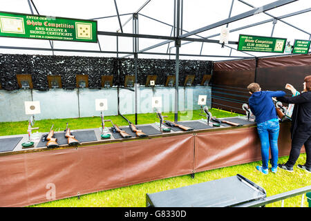 Shooting Range junge brennen Waffe Pistole Gewehr auf Ziel Ziele UK England GB Stockfoto