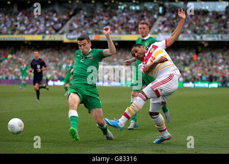 Seamus Coleman (links) und Ikechi Anya (Schottland) während des UEFA-Europameisterschafts-Qualifikationsspiel im Aviva Stadium, Dublin. Stockfoto