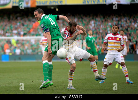 John O'Shea (links) der Republik Irland und Steven Fletcher aus Schottland während des UEFA European Championship Qualifying-Spiels im Aviva Stadium, Dublin. Stockfoto