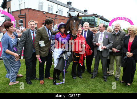 Jockey Neil Farley mit Red Baron Besitzer nach dem Gewinn der William Hill Scottish Sprint Cup während Stobo Castle Ladies Day mit Scottish Sprint Cup auf Musselburgh Racecourse. DRÜCKEN Sie VERBANDSFOTO. Bilddatum: Samstag, 13. Juni 2015. Siehe PA Geschichte RENNEN Musselburgh. Bildnachweis sollte lauten: Andrew Milligan / PA Wire. Stockfoto