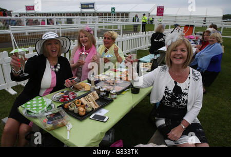 Rennwagen auf Musselburgh Rennbahn während Stobo Castle Ladies Day mit Scottish Sprint Cup auf Musselburgh Racecourse. DRÜCKEN Sie VERBANDSFOTO. Bilddatum: Samstag, 13. Juni 2015. Siehe PA Geschichte RENNEN Musselburgh. Bildnachweis sollte lauten: Andrew Milligan / PA Wire. Stockfoto