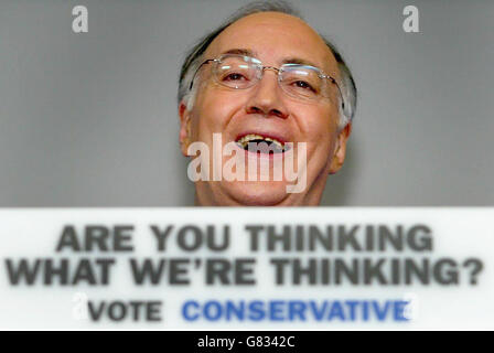 Allgemeiner Wahlkampf 2005 - Konservative Pressekonferenz - Konservatives Hauptquartier. Der konservative Führer Michael Howard. Stockfoto