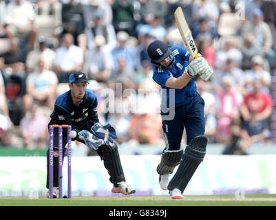 Der Engländer Joe Root wird während des Spiels der Royal London One Day Series im Ageas Bowl in Southampton von dem Neuseeländer Mitchell Santner ausgekeult. Stockfoto