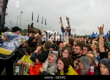 Crowdsurfers am 2. Tag des Download Festivals am 13. Juni 2015 in Donnington Park, Großbritannien Stockfoto