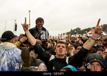 Crowdsurfers am 2. Tag des Download Festivals am 13. Juni 2015 in Donnington Park, Großbritannien Stockfoto