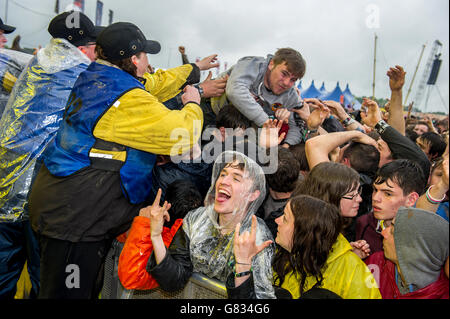 Download Festival 2015 - Tag Zwei - Donington Park. Crowdsurfers am 2. Tag des Download Festivals am 13. Juni 2015 in Donnington Park, Großbritannien Stockfoto