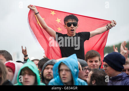 Download Festival 2015 - Tag Zwei - Donington Park. Crowdsurfers am 2. Tag des Download Festivals am 13. Juni 2015 in Donnington Park, Großbritannien Stockfoto