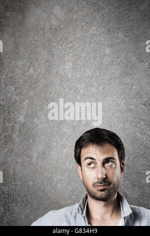 Erwartungsvoll blickte mit Mann hob eine Augenbraue. Vertikales Bild. Stockfoto