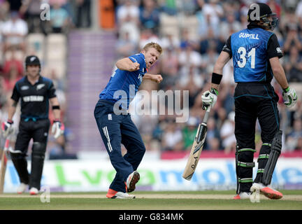 Der englische David Willey (Mitte) feiert seinen ersten England-Wicket, den neuseeländischen Martin Guptill (rechts) lbw für 6 Läufe, während des Royal London One Day Series Spiels im Ageas Bowl, Southampton. Stockfoto