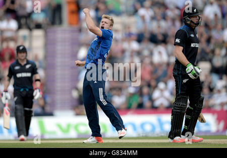 Der englische David Willey (Mitte) feiert seinen ersten England-Wicket, den neuseeländischen Martin Guptill (rechts) lbw für 6 Läufe, während des Royal London One Day Series Spiels im Ageas Bowl, Southampton. Stockfoto