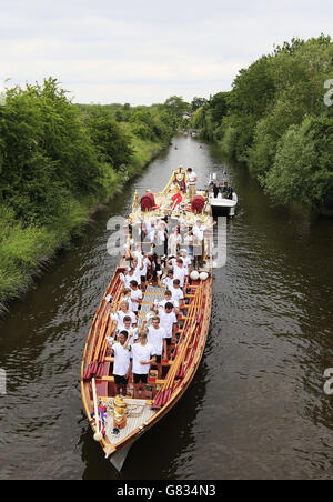 Die Royal Barge Gloriana an der Themse passiert Old Windsor Lock, um den 800. Jahrestag der Versiegelung der Magna Carta zu begehen. Stockfoto